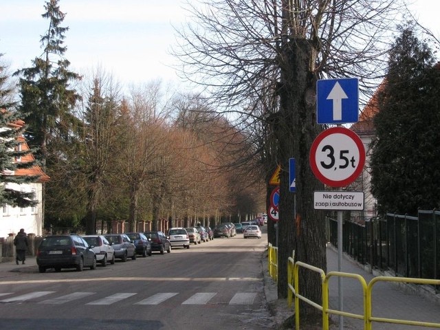 Obecnie na ulicy Chrobrego w Miastku można parkować tylko po lewej stronie. 