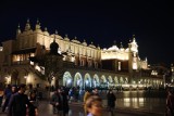Oświetlone Wawel, Sukiennice i Barbakan. Oszałamiający Kraków nocą [GALERIA]