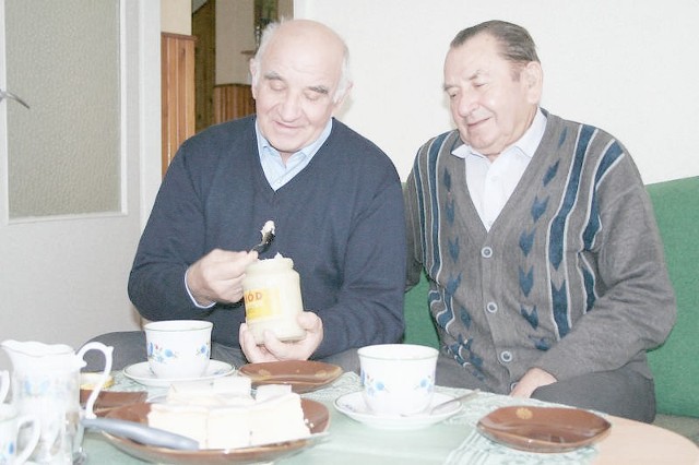 Gdy Marian Łuczkowski słodzi herbatę swoim miodem, Czesławowi Olewińskiemu pozostaje się tylko oblizywać. Nie może jeść miodu od 35 lat, kiedy zachorował na cukrzycę. Ale nie zniechęciło go to do pszczelarstwa.