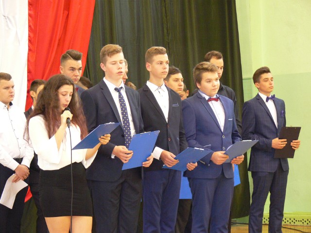 Odśpiewaniem hymnu państwowego w szkolnej auli uczniowie i nauczyciele Zespołu Szkół Centrum Kształcenia Rolniczego w Sandomierzu upamiętnili 101 rocznicę odzyskania przez Polskę Niepodległości.