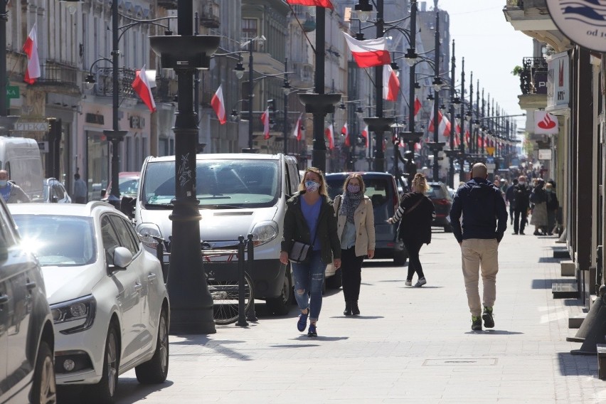 Deptak ul. Piotrkowskiej zmienia się w darmowy parking. Wjeżdża kto chce i kiedy chce. ZDJĘCIA