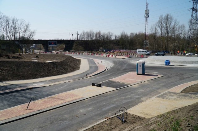 W ramach inwestycji -  prowadzonej przez spółkę PIM – zostanie przebudowany 1,2-kilometrowy odcinek Gdyńskiej. Docelowo powstaną tutaj dwa ronda (na skrzyżowaniu z Poznańską oraz Piaskową), chodniki, droga serwisowa oraz rowerowa