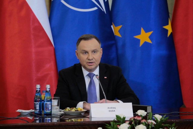 Andrzej Duda wskazał że mordowanie cywilów przez wojska Federacji Rosyjskiej najlepiej pokazuje cel Władimira Putina w tej wojnie, jakim jest zniszczenie narodu ukraińskiego.