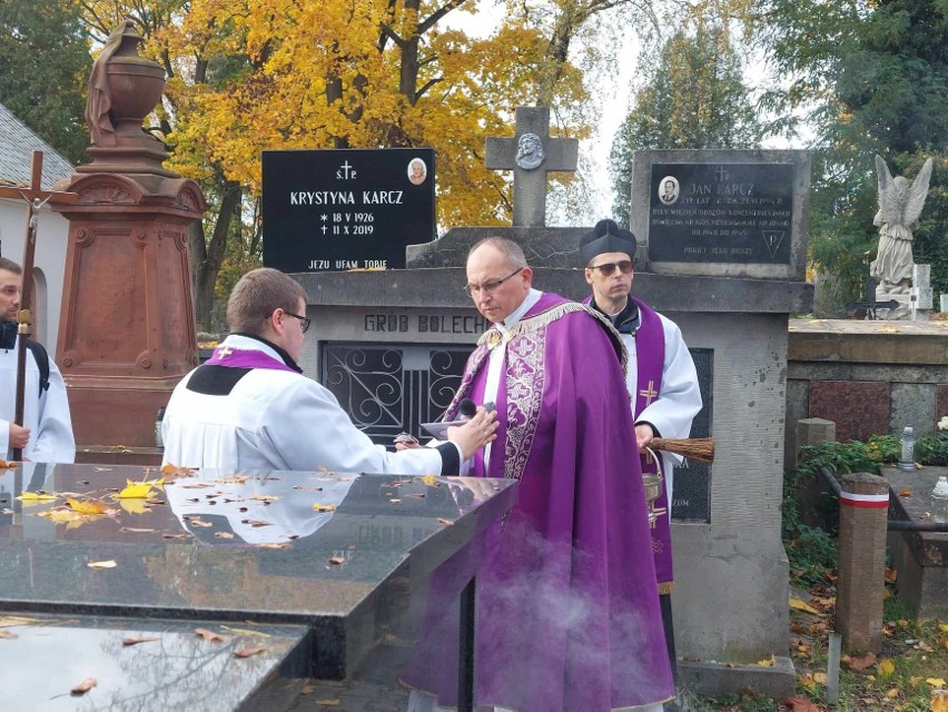 Wszystkich Świętych 2023. Na Cmentarzu Starym w Kielcach było wielu kwestujących. Po procesji była msza święta. Zobacz zdjęcia