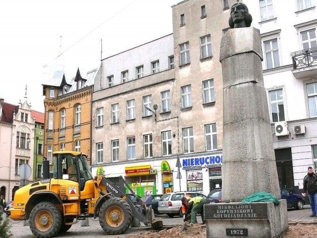 znajduje się przy Placu Miłośników Astronomii