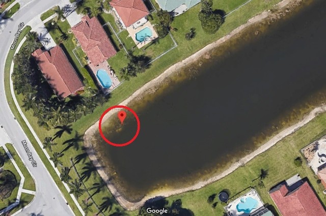 Samochód zatopiony w stawie można dojrzeć na zdjęciach satelitarnych Google Maps.