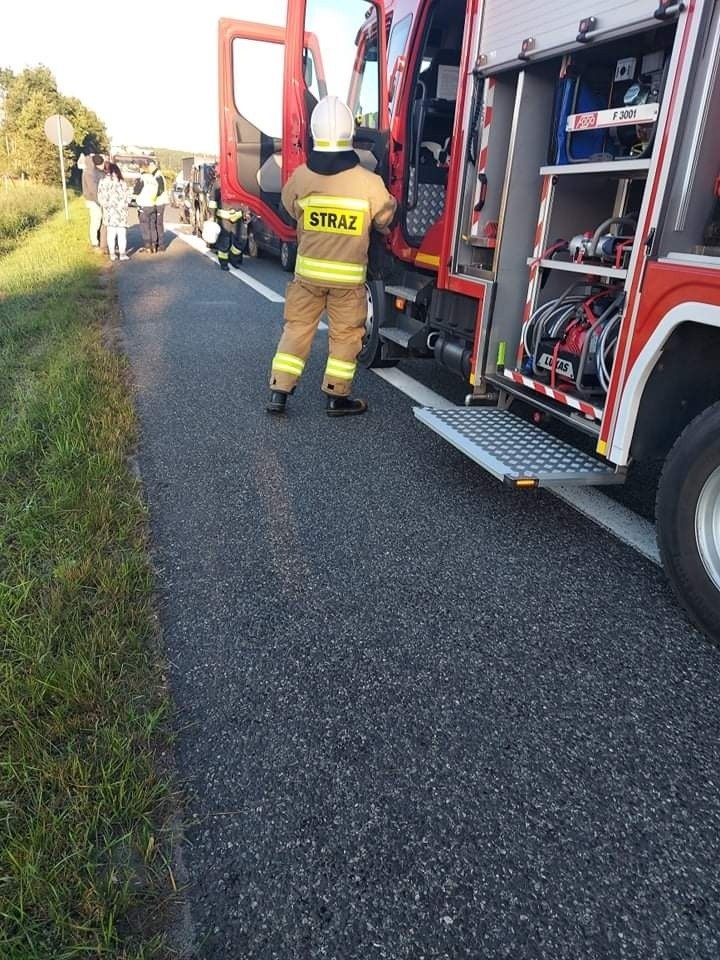 Wypadek w Dąbrowie. Zderzenie czterech samochodów na drodze...