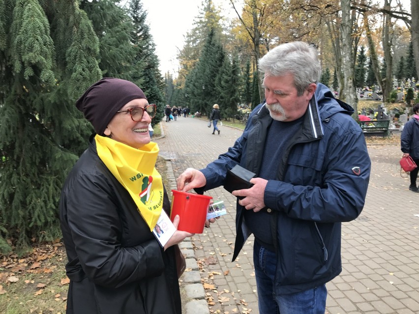 Niedziela na słupskich nekropoliach. Słupszczanie odwiedzają groby bliskich (zdjęcia)