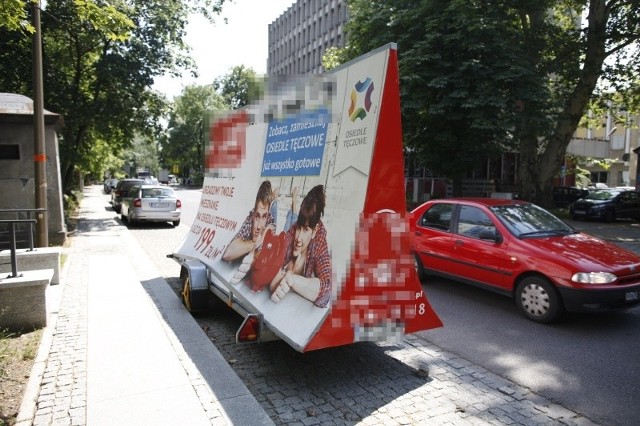 Wczoraj na parkingu przy Piastowskiej stała już tylko jedna taka laweta, reklamująca jednego z opolskich deweloperów.