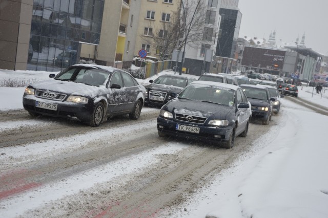 Jezdnie w Kielcach są pokryte śniegiem i błotem pośniegowym.