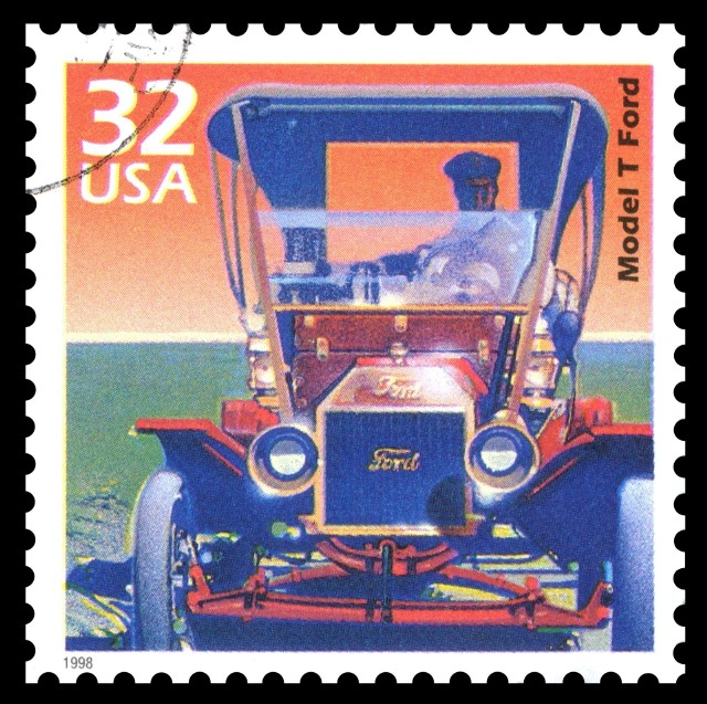 1908	FORD T.Ten samochód był prymitywny i niedoskonały, ale zmotoryzował Stany Zjednoczone. Sprzedał się w liczbie ponad 15 mln szt. Pierwsze auto z wielkoseryjnej produkcji taśmowej.