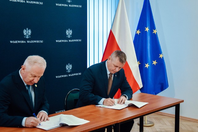 Podpisanie umowy dla powiatu przysuskiego. Z lewej – starosta Marian Niemirski, obok – wicewojewoda Artur Standowicz.