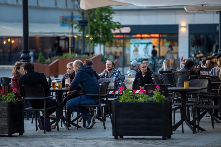 Średnio 14 zł za godzinę netto wyciągnie kelner, ale tutaj...