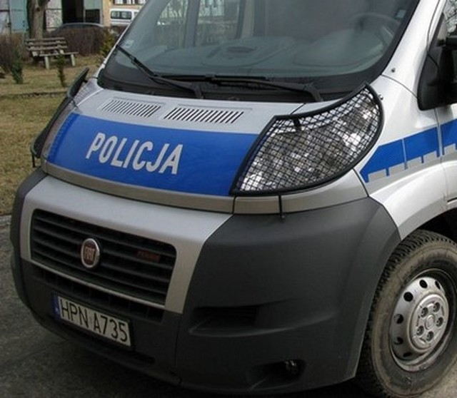 Policjanci ze Słupska w trakcie patrolu zauważyli na jednym z osiedli miasta dziwnie zachowującego się mężczyznę.