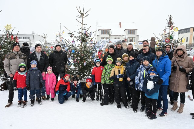 17 grudnia mieszkańcy gminy Daleszyce przystrajali świąteczne drzewka na rynku. Było wielu ludzi i cudowna atmosfera. Zobacz zdjęcia >>>>