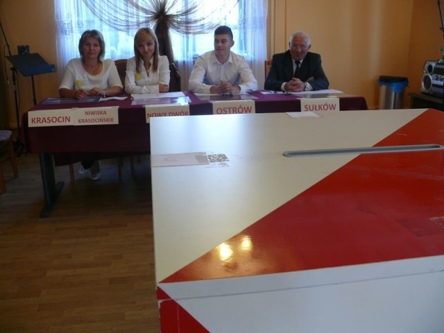 Członkowie obwodowej komisji do spraw referendum numer 7 w Krasocinie.
