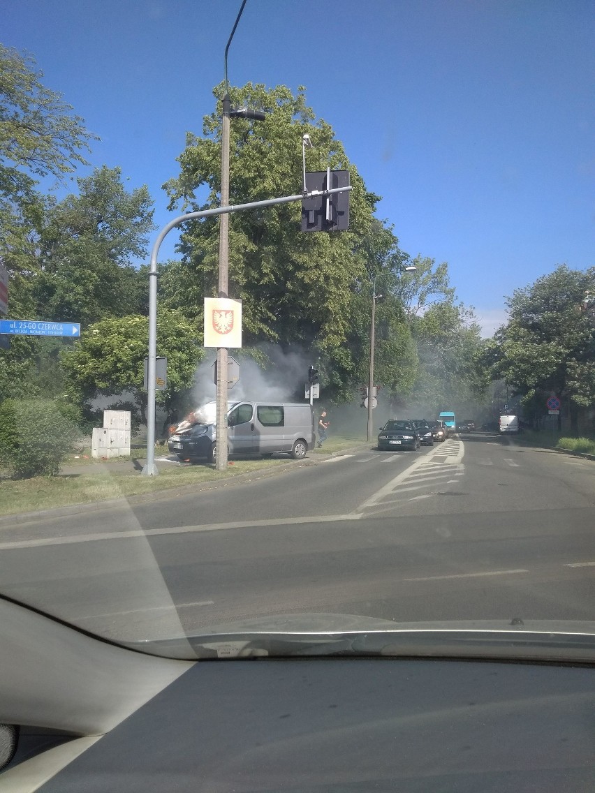 Radom. Pożar samochodu na skrzyżowaniu ulic 25 Czerwca i Słowackiego [zdjęcia]