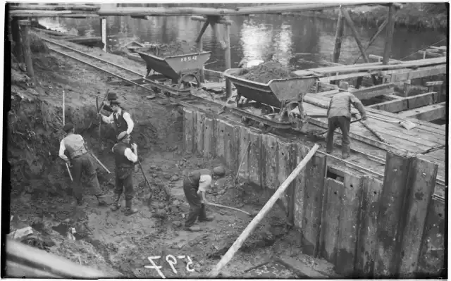 Prace przy rozbiórce drewnianego mostu w ciągu obecnej ul. Kilińskiego, 1934 r.