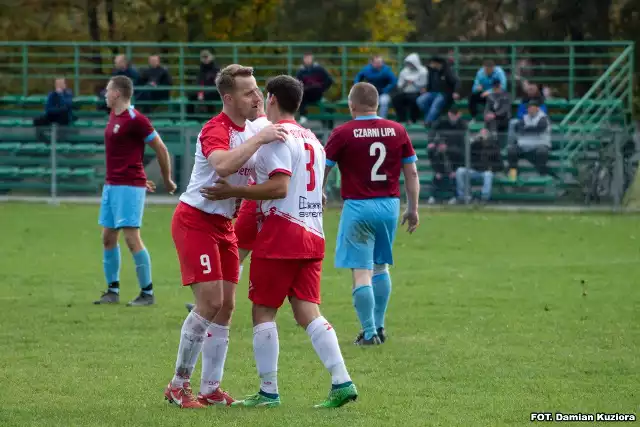 Jastkowice (czerwone spodenki) wygrały z Czarnymi Lipa 3:1