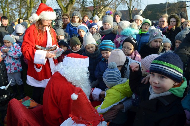 Dziś w południe na rynku w Gąsawie wielu mieszkańców bawiło się na imprezie mikołajkowej. Gminny Ośrodek Kultury rozstrzygnął konkurs na najpiękniejszą ozdobę świąteczną. Do zabawy i wspólnego śpiewania zachęcali animatorzy. Wokół sceny rozstawiono stoiska ze stroikami, bombkami, które można było kupić. Swoje prace wystawiło także Przedszkole Samorządowe. Koła gospodyń wiejskich częstowały słodkościami. Można się było rozgrzać pysznym barszczem. Atrakcją był też oczywiście św. Mikołaj, który rozdawał prezenty.