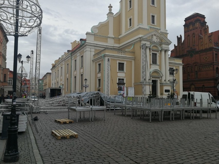 Scena budowana była w poniedziałek i usytuowana została w...