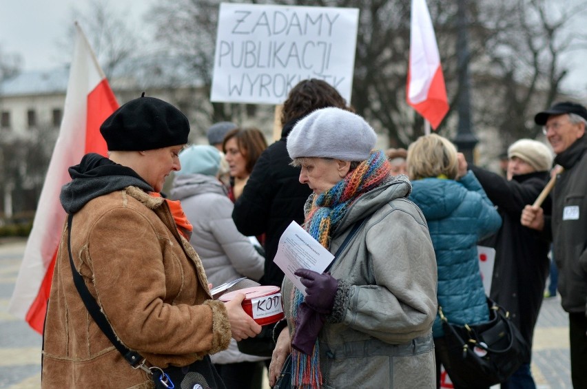 Komitet Obrony Demokracji manifestował w Lublinie. "Beata opublikuj!" [ZDJĘCIA, WIDEO]