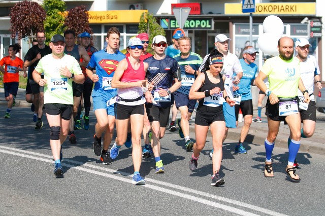 Ruszył 9. Maraton Opolski. Start i meta głównego biegu znajdują się przy centrum handlowym Karolinka, dokładnie koło ronda przy ul. Wrocławskiej. Maratończycy na trasę ruszyli o godz. 9.10 i mają do przebiegnięcia cztery pętle, z których każda liczy nieco ponad 10 km. W tym roku trasa zlokalizowana jest na Zaodrzu oraz Wyspach Pasieka i Bolko i prowadzi następującymi ulicami: Wrocławską, Czystą, Bończyka, Piastowską, Księcia Jana Dobrego, Powstańców Śląskich, Spacerową, Bolkowską, ścieżką wzdłuż Kanału Ulgi, Spychalskiego oraz Licealną.