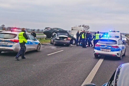 Cztery uszkodzone samochody, w tym radiowóz policyjny to...