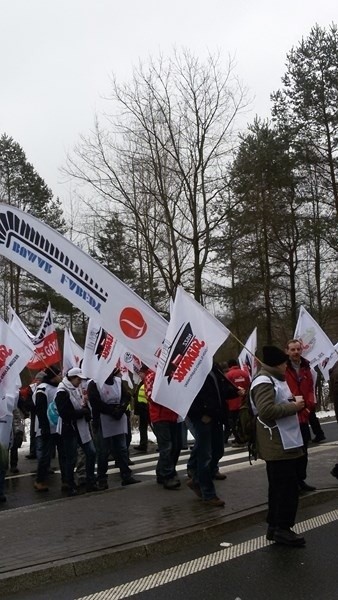 Strajk na Śląsku: Górnicy zablokowali drogi DK1 w...