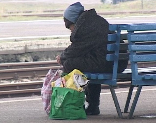 Bezdomna kobieta koczuje na lęborskim dworcu.