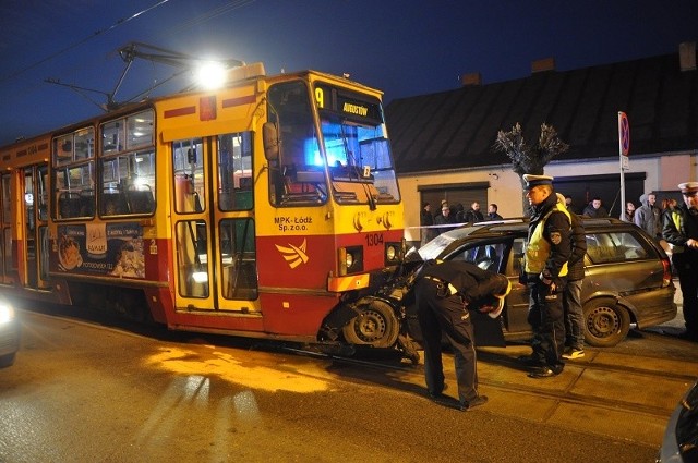 Opel vectra wbił się pod "dziewiątkę".