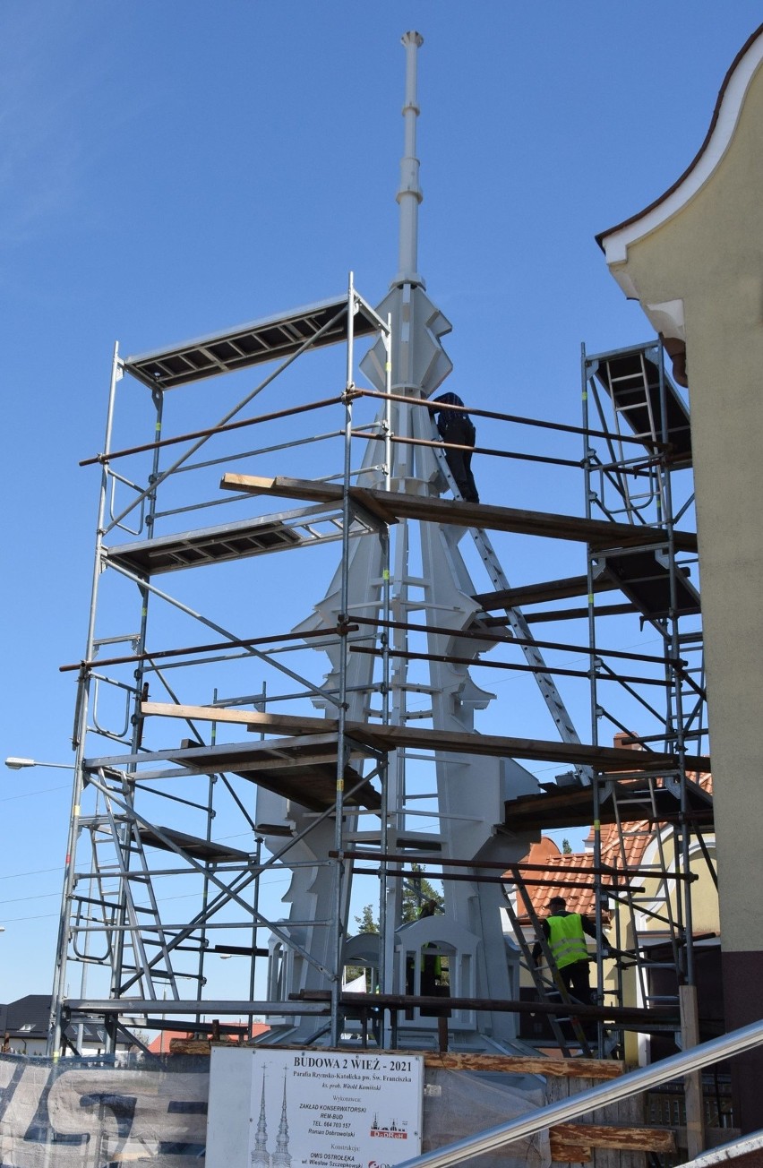 Ostrołęka. Wieże kościoła pw. św. Franciszka wkrótce zyskają wysokie iglice. Szkielet jednej z nich już na miejscu. 11.05.2021. Zdjęcia