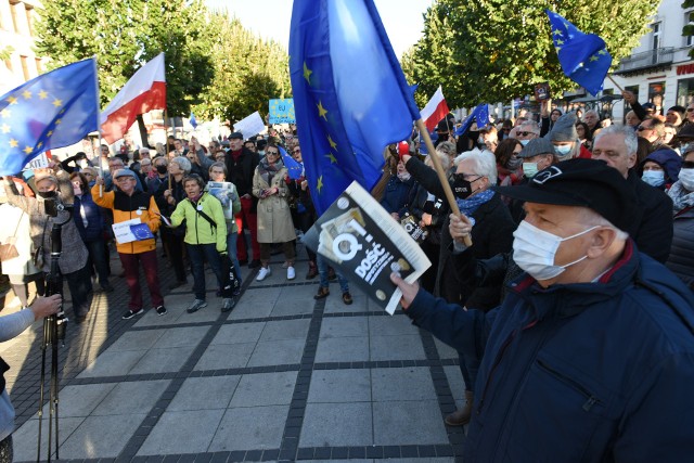 Manifestacja w Częstochowie przeciwko wyrokowi Trybunału Konstytucyjnego uznającego prymat prawa polskiego nad unijnym.