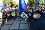 Manifestacja w Częstochowie pod hasłem "My zostajemy w Unii". Uczestnicy zgromadzili się pod biurem poselskim PiS