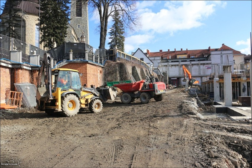 Limanowa. Zobacz, jak powstaje wielopoziomowy parking przy bazylice [ZDJĘCIA]