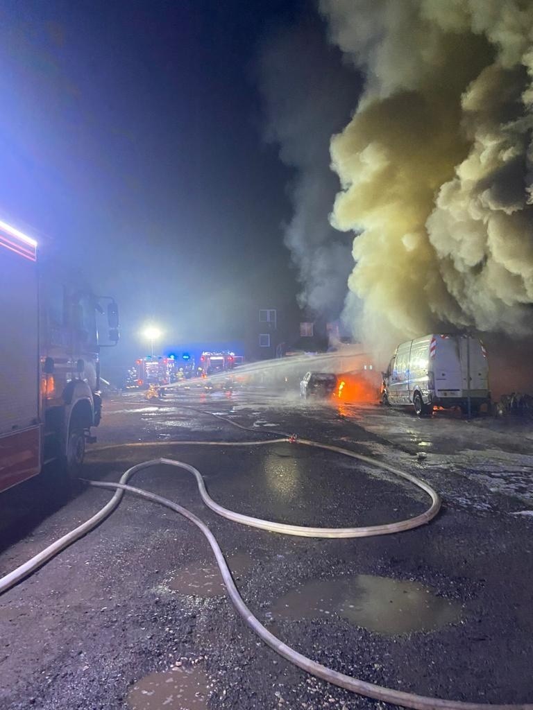 Pożar lakierni w Kostomłotach! Z ogniem walczyło kilkudziesięciu strażaków. Spłonęło siedem aut