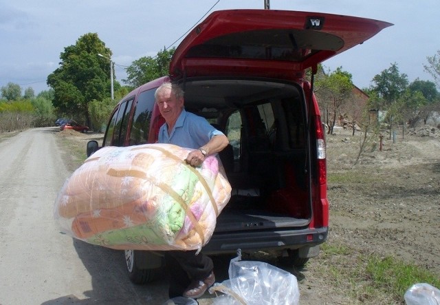 Za zebrane pieniądze kupiono kołdry i poduszki, które w sobotę trafiły do powodzian z Zalesia Gorzyckiego.