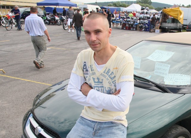 Podczas wczorajszej giełdy pan Kamil za 12 tysięcy wystawił na sprzedaż Chryslera stratus cabrio. Fot. Dawid Łukasik