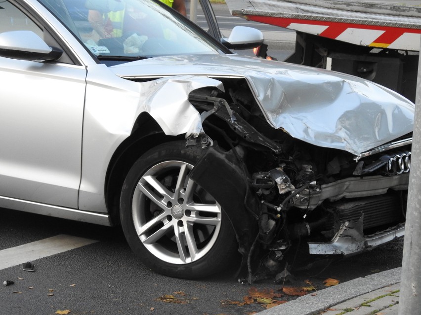 Audi na warszawskich numerach rejestracyjnych zderzyło się z...