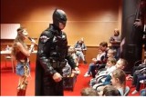 Batman z Ameryki spotyka się z dziećmi uchodźców w Krakowie