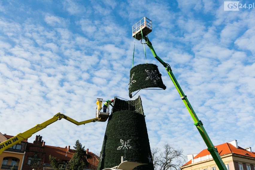 Rozebrano choinkę, która stała na placu Lotników [ZDJĘCIA]