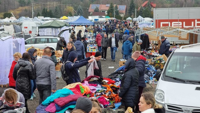 W niedzielę 21 listopada na Giełdzie w Miedzianej G&oacute;rze były prawdziwe tłumy. Wielki ruch panował przy stoiskach z odzieżą. Świetnie szły ciepłe kurtki, buty i inne ubrania. Wiele os&oacute;b gromadziło się też przy stoiskach z używanymi oponami i akumulatorami. Jak zwykle dużą popularnością cieszyły się rzeczy przywiezione z zagranicznych &quot;wystawek&quot;.Na kolejnych slajdach zobaczcie co działo się w niedzielę 21 listopada na giełdzie w Miedzianej G&oacute;rze