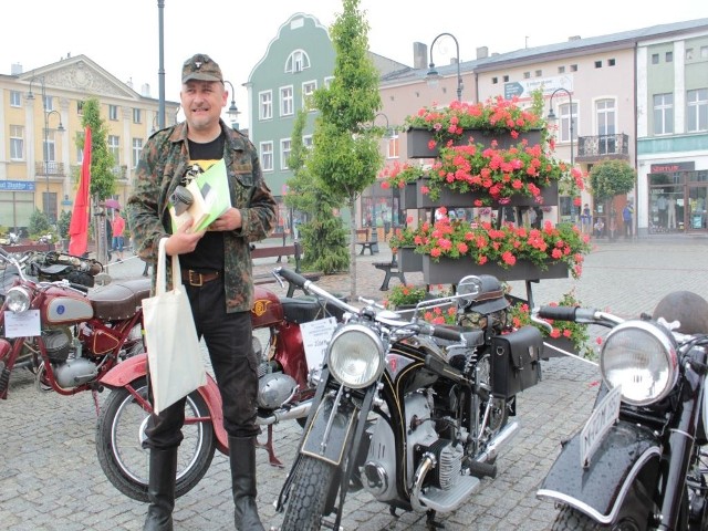 Piotr Kwaśniewski z pamiątkową nagrodą za najlepiej odnowiony motocykl. Na wystawie zaprezentował zündappa z 1938 roku