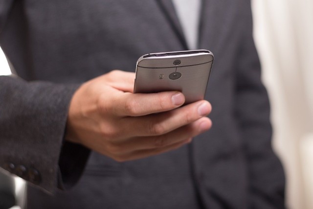 Oszust kontaktował się telefonicznie z siedmioma osobami mieszkającymi w Inowrocławiu. Wmawiał im, że jest policjantem i próbuje chronić pieniądze rozmówców. W rzeczywistości usiłował wyłudzić od nich oszczędności. Ostatecznie nikt nie został pokrzywdzony, bo nikt nie uwierzył oszustowi. Policja apeluje: - Policjanci nigdy nie żądają od nikogo pieniędzy wykonując obowiązki służbowe.