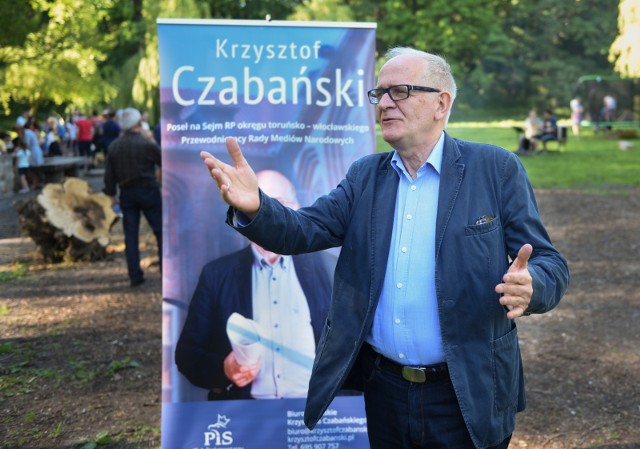 Spadochroniarz zrzucony w Toruniu, poseł PiS Krzysztof Czabański, zarabia średnio 24 tys. złotych miesięcznie.