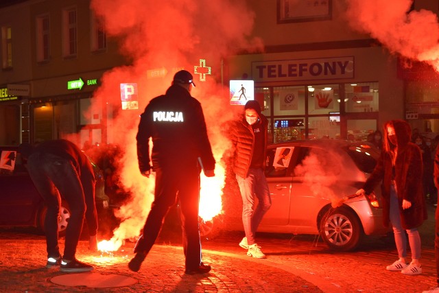 Policjanci nie podają, ile osób wzięło udział w marszu, ale z wyliczeń obserwatorów wynika, że mogło być ich nawet 2 tys. Uczestnicy skandowali antyrządowe hasła, z których większość nie nadaje się do cytowania.