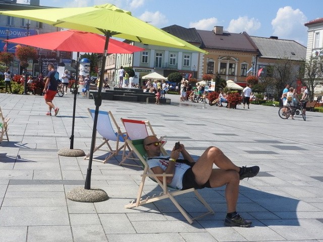 Leżaki i dające cień parasolki są idealne na upalne dni