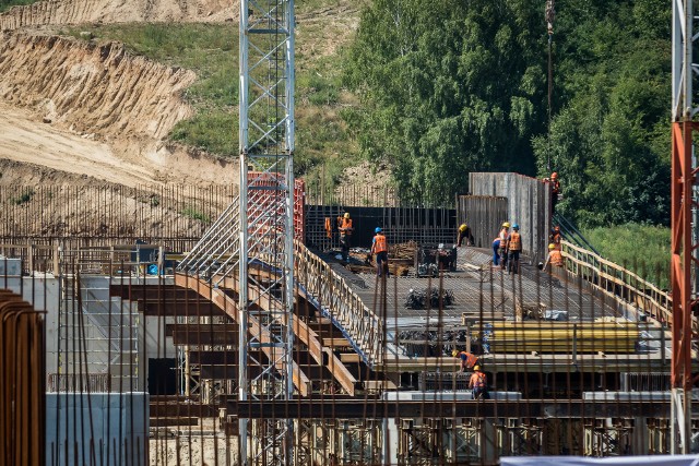 Trasa ekspresowa S5 powstaje zgodnie z Programem Budowy Dróg Krajowych i Autostrad na lata 2014-23. Przetarg na wybór wykonawców ogłoszono w 2014 roku, a umowy na realizację zadania w trybie „zaprojektuj i wybuduj” zawarto jesienią 2015 roku.