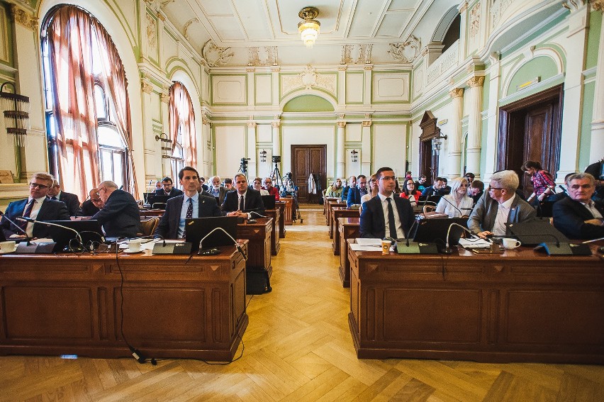 Na razie nie będzie zmian w zasadach przyznawania honorowego obywatelstwa. Radni odesłali uchwałę do komisji, bo zdaniem PiS to bubel prawny