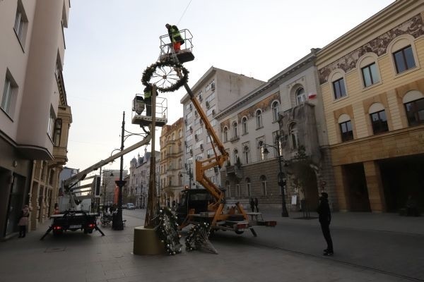 Na ulicy Piotrkowskiej montują ozdoby i świąteczną iluminację, a także budki na jarmark bożonarodzeniowy
